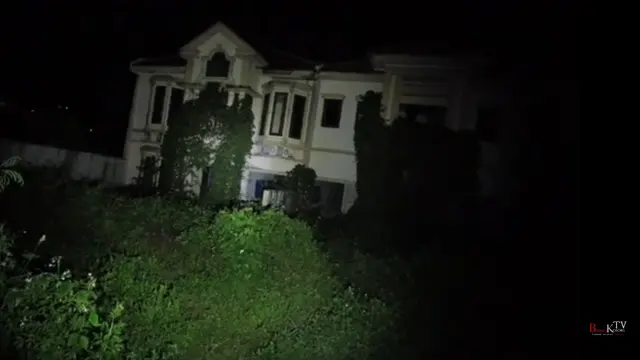 Viral Rumah Megah Terbengkalai yang Disebut Milik Chris John, Sekarang Rusak Parah dan Lebat dengan Rumput Liar