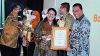 Direktur Utama PT Transjakarta, Mochammad Yana Aditya (kanan), menerima penghargaan Pastika Upasana Adhikara atas layanan publik yang menerapkan kawasan tanpa rokok secara penuh dalam rangka Kesehatan Nasional di Tangerang, Banten (Liputan6.com)