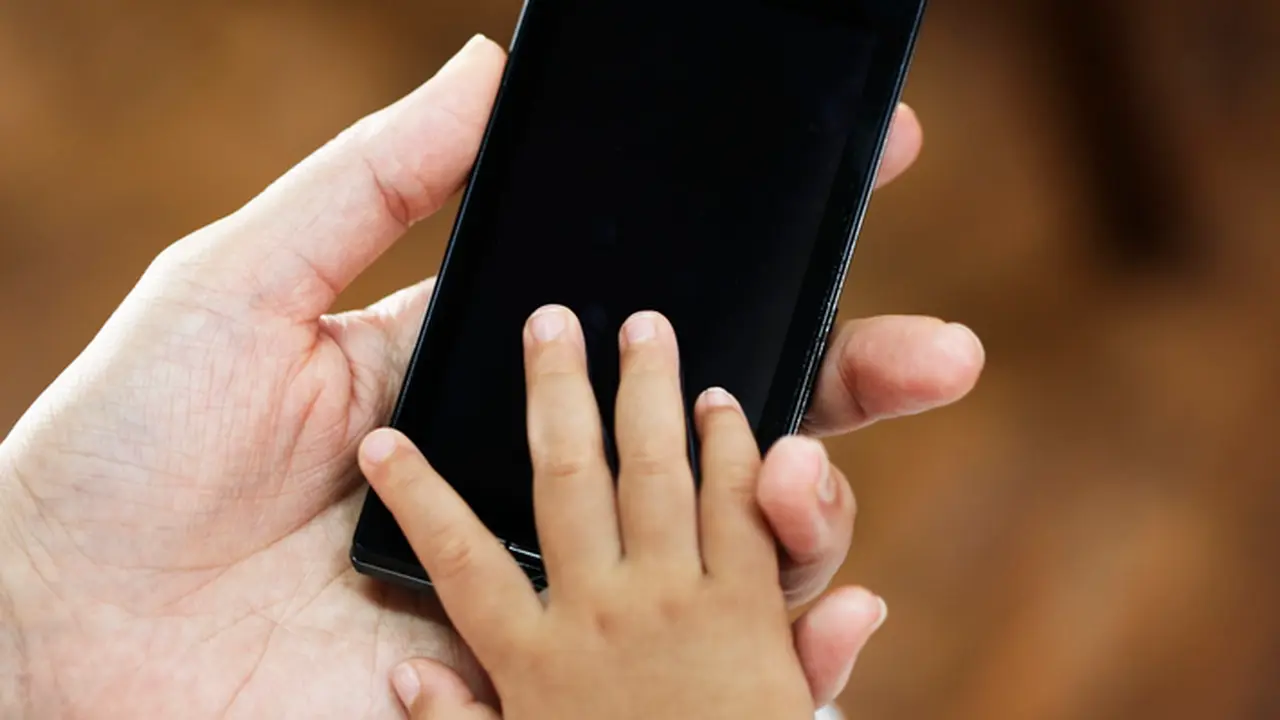 Bayi Kurang Satu Tahun Sudah Main Gadget