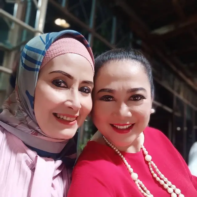 Kerap Berperan Jadi ART, Ini 6 Gaya Modis Henny Timbul ‘Anak Langit’
