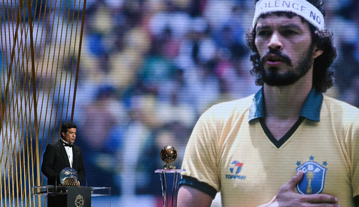 Pada September 2022 lalu, penyelenggara Ballon d’Or menambahkan penghargaan kemanusiaan di tahun ini. Nama penghargaan tersebut dinamai Socrates, yang diambil dari gelandang timnas Brasil yang juga punya gelar medis. (AFP/Franck Fife)