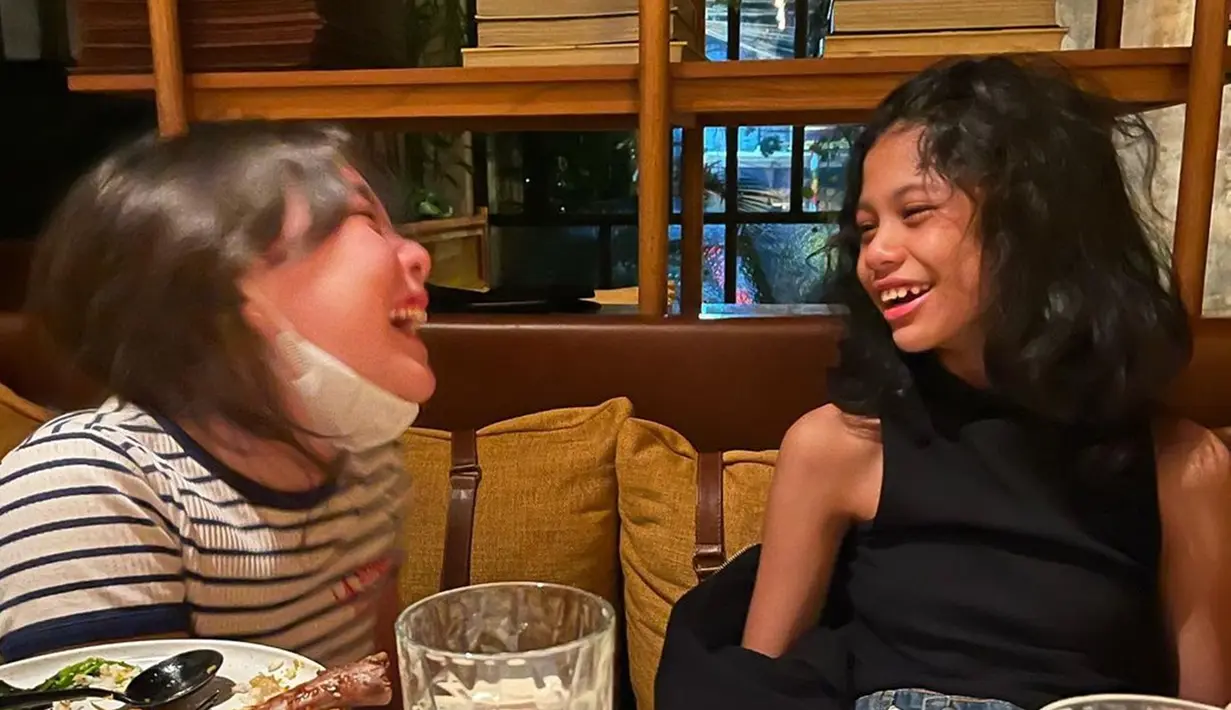 Seiring dengan bertambahnya usia, Eleeya Xaviera disebut mirip dengan orang Korea, sementara Jemima Guri dipuji mirip model karena postur tubuhnya. Berbeda dengan Eleeya yang dipuji cantik karena punya darah blasteran, Jemima dipuji netizen manis karena berkulit sawo matang. Punya keunikan tersendiri, anak Celine Evangelista ini sudah pancarkan pesona sedari belia. (Liputan6.com/IG/@jelley.koaci)