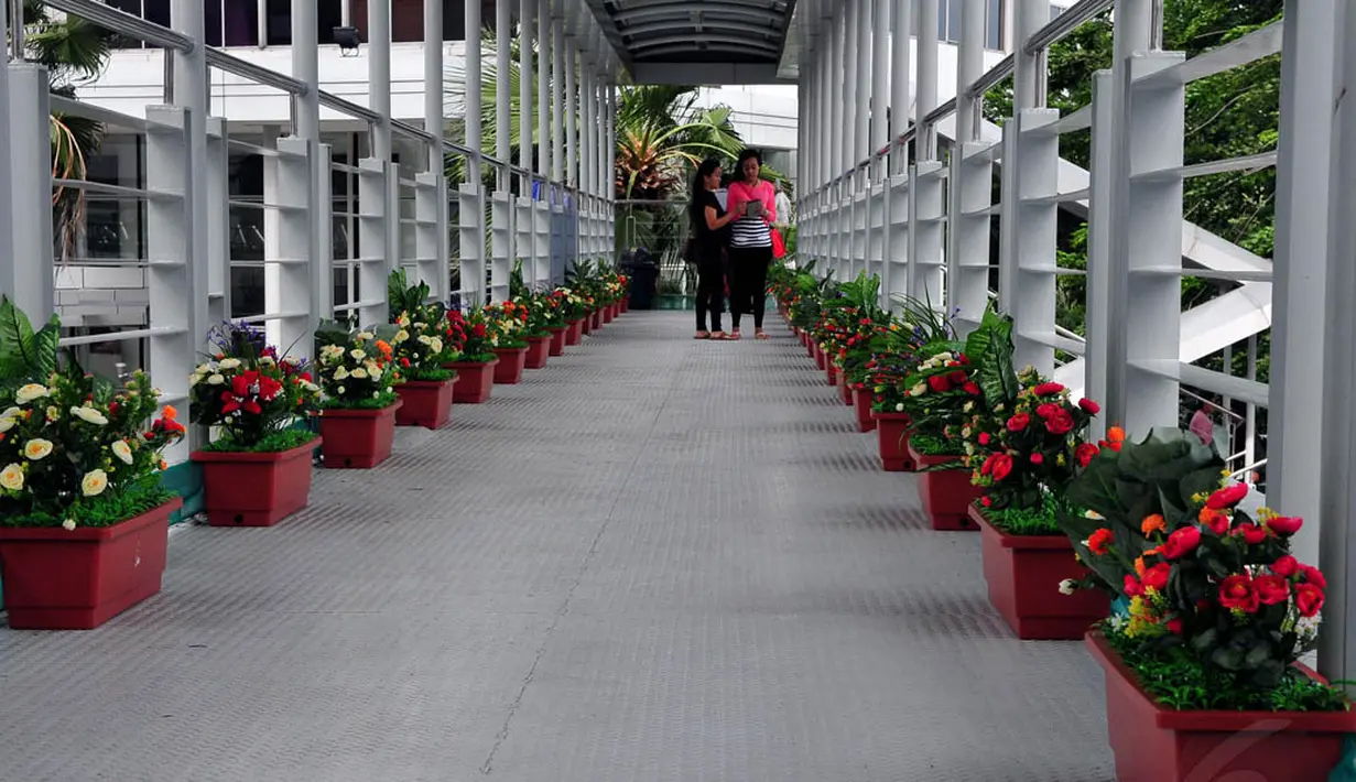 Pemerintah Daerah Ibukota Jakarta merias JPO di Bundaran HI dengan bunga-bunga sehingga tampak berbeda dan memberi nilai keindahan. Foto diambil pada Rabu (3/12/2014). (Liputan6.com/Johan Tallo)