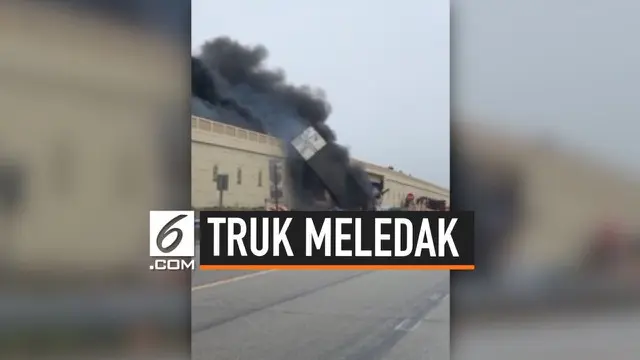 Kecelakaan tunggal menimpa truk trailer di jalan tol Amerika Serikat. Mobil menabrak pembatas jalan hingga terbakar hebat.
