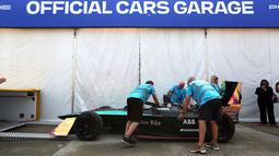 Mobil Formula E Gen 3 dikeluarkan oleh kru paddock saat acara Reveal of Gen3 Car (Unboxing) &amp; Final Update di AGI Jakarta International E-Prix, Ancol, Jakarta, Rabu (31/05/2023). (Bola.com/Bagaskara Lazuardi)