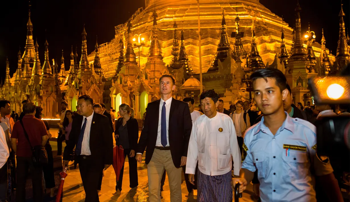 Menteri Luar Negeri Inggris, Jeremy Hunt mengunjungi Pagoda Shwedagon di Yangon, Myanmar. Rabu (19/9). Hunt tiba di Myanmar untuk mengunjungi pusat krisis Rohingya dan menemui pemimpin de facto Aung San Suu Kyi. (AP/ Ye Aung Thu)