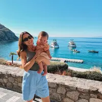 Tampilan kasual lainnya yang bisa disontek, padukan tank top warna solid dengan short pants warna cerah seperti biru langit,. [IG:indpriw].