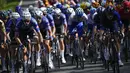 <p>Pebalap tim UAE Adam Yates asal Inggris mempertahankan kaus kuning di puncak klasemen umum saat seluruh penantang serius Tour tahun ini finis bersamaan dalam peloton utama pada etape sejauh 182 km dari Spanyol ke Bayonne yang berada di bagian barat daya Prancis itu. (AP Photo/Daniel Cole)</p>