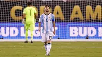 Penyerang Argentina, Lionel Messi berjalan penuh kecewa usai gagal mengeksekusi tendangan penalti pada Final Copa America 2016 di MetLife Stadium, AS, Senin (27/6). Argentina Tumbang lewat Adu penalti atas Chile 4-2. (Adam Hunger-USA TODAY Sports)