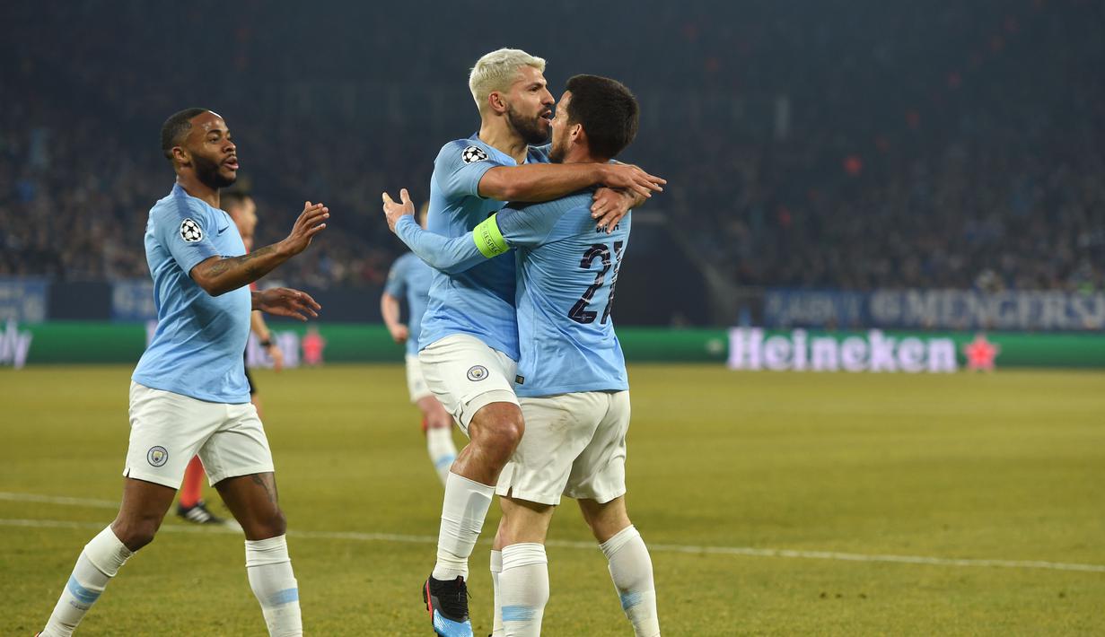 Perayaan gol pemain Man City yang dicetak Sergio Aguero pada leg 1, 16 besar Liga Champions 2018/19 yang berlangsung di stadion Veltins-Arena, Gelsenkirchen, Kamis (21/2). Man City menang 3-2 atas Schalke. (AFP/Odd Andersen)