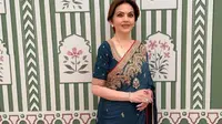 Istri orang terkaya di Asia Nita Ambani&nbsp;mengenakan sari bernuana vintage rancangan desainer&nbsp;Ritu Kumar&nbsp;di Olimpiade Paris 2024. (dok. Instagram @ri_ritukumar/https://www.instagram.com/p/C-id_H9y1nt/)