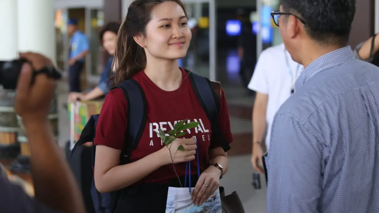 Ribuan Penumpang Bandara Soetta Terima Bibit Pohon Gratis