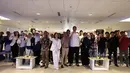 Para pembicara dan peserta Upstream Force We Are The Energy berfoto bersama usai seminar di Auditorium Lantai 2 Gedung Interdisciplinary Engineering Fakultas Teknik Universitas Indonesia (IDE FTUI), Depok, Jawa Barat, Selasa (4/11/2025). "Upstream Force We Are The Energy" merupakan slogan dan menjadi tema roadshow kampus yang dipersembahkan oleh Pertamina Hulu Energi (PHE), Subholding Hulu dari Pertamina, perusahaan minyak dan gas milik negara Indonesia. (Liputan6.com/Helmi Fithriansyah)