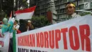 Sejumlah karyawan pensiunan PT Pupuk Kaltim menggelar unjuk rasa di depan Kantor KPW Pupuk Kalitim di Jakarta, Selasa (31/7). Pengunjuk rasa khawatir mereka tidak akan mendapatkan hak dana pensiun. (Merdeka.com/Dwi Narwoko)