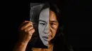 Lucila Huila, 53, ibu dua dari enam pria Kolombia yang dibantai oleh terduga anggota kelompok bersenjata pada 21 Agustus di El Tambo, berpose dengan foto putranya Heine Collazos, 25, di Popayan, Kolombia pada 28 Agustus 2020. Pembunuhan kembali berdarah di pedesaan Kolombia. (Luis ROBAYO/AFP)