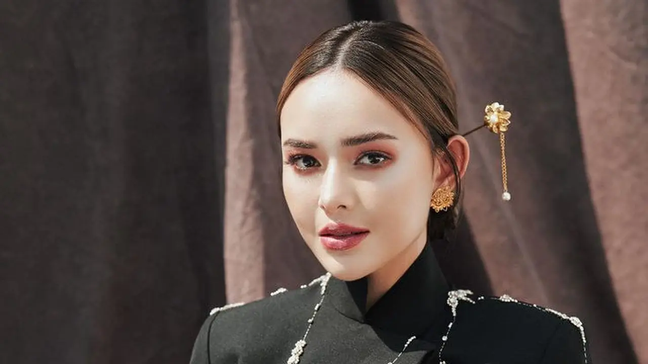 Makeup glam Amanda Manopo saat Hari Kartini dibalut kebaya