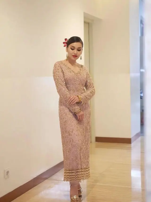 8 Pesona Cantik Ayu Ting Ting Pakai Baju Kurung Melayu, Banjir Pujian Warganet