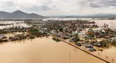 Foto udara menunjukkan banjir yang melanda permukiman warga setelah topan Bualoi melewati komune Lam Thanh di Provinsi Nghe An, Vietnam pada 30 September 2025. (Phan Duy/AFP)