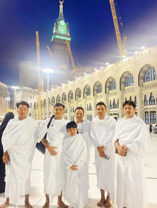 Farel dan rombongan kecilnya saat selesai Tahallul di Masjidil Haram. Tahallul juga merupakan salah satu rangkaian penting atau rukun dalam ibadah haji dan umrah.  Tahallul dalam bahasa Arab bermakna "melepaskan" atau "membebaskan diri." [Instagram/farel.oslo]