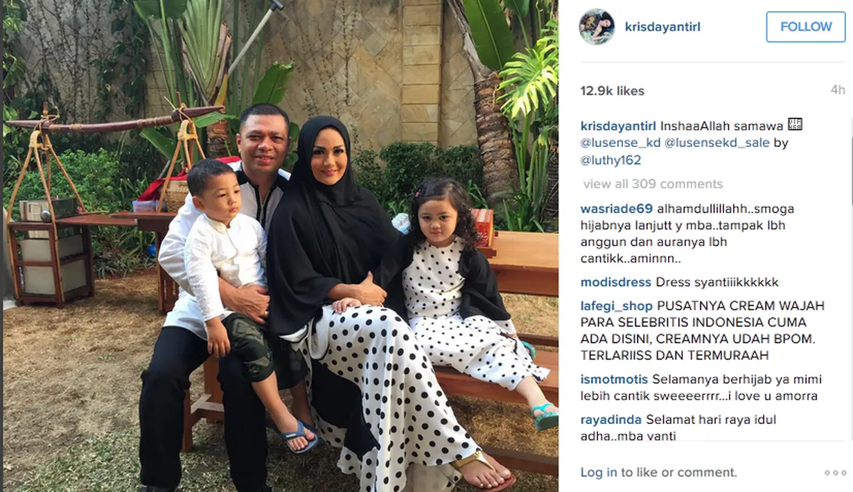 Krisdayanti dan Raul Lemos beserta kedua buah hati mereka di hari raya Idul Adha. (via instagram/@krisdayantirl)