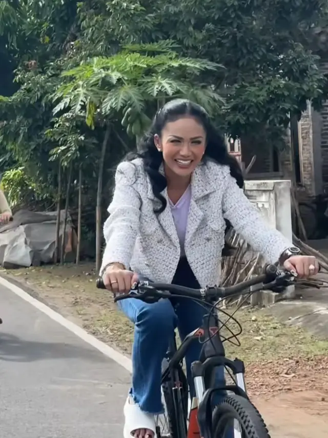 Krisdayanti bersepeda di plataran heritage Borobudur. (credit:instagram.com/krisdayantilemos)