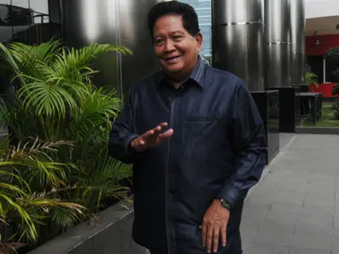 keluar dari gedung KPK untuk rehat dan salat Jumat saat jeda pemeriksaan di Jakarta, Jumat (18/10/2019). Nasri Umar diperiksa terkait kasus dugaan suap 'ketok palu' pengesahan ‎RAPBD Provinsi Jambi Tahun 2018. (merdeka.com/Dwi Narwoko)
Ketua Fraksi Partai Demokrat DPRD Provinsi Jambi, Nasri Umar