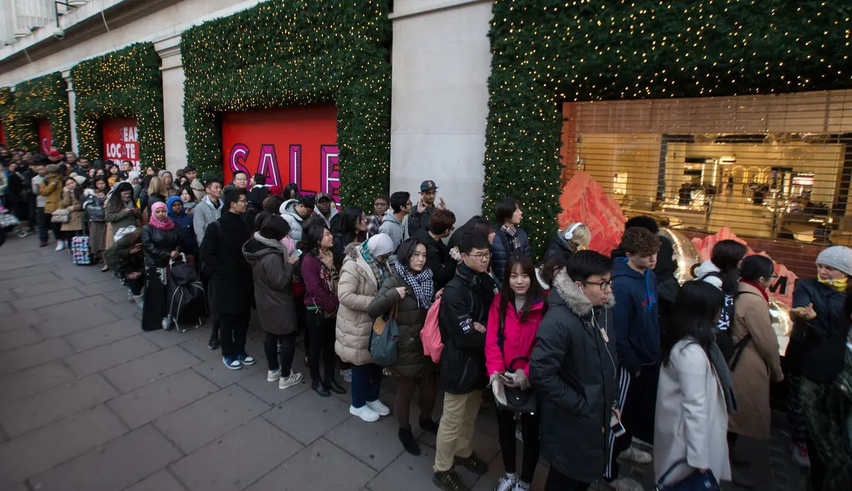 Pelanggan mengantre di luar Selfridges department stores menjelang Boxing Day di pusat kota London, Senin (26/12). Boxing Day merupakan tradisi hari belanja terbesar tahunan setiap 26 Desember atau sehari setelah Natal. (DANIEL Leal-Olivas/AFP)