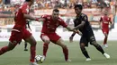 Striker Persija Jakarta, Marko Simic, berusaha mengontrol bola saat melawan Sriwijaya FC pada laga Liga 1 di Stadion Wibawa Mukti, Jawa Barat, Sabtu (24/11). Persija menang 3-2 atas Sriwijaya. (Bola.com/Yoppy Renato)