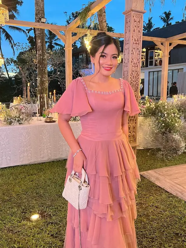 Tampilan Selebriti Kenakan Dress Elegan di Resepsi Hari ke-2 Pernikahan Luna Maya dan Maxime Bouttier.