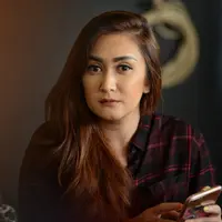 Serius untuk menindak beberapa orang yang diduga fedofilia, ibu seorang anak itu mengandeng kuasa hukumnya Sandi Arifin untuk melaporkan hal tersebut ke pihak kepolisian. (Adrian Putra/Bintang.com)