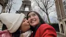 Berada di menara Eiffel, Febby mengenakan coat merah. Sementara sang ibunda mengenakan padding jaket pink dengan inner putih berbulu. [@febbyrastanty]