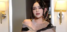 Penampilan Stunning Glamor Amanda Manopo saat Hadir Premiere Film Terbarunya. [@loritayoung_mua]
