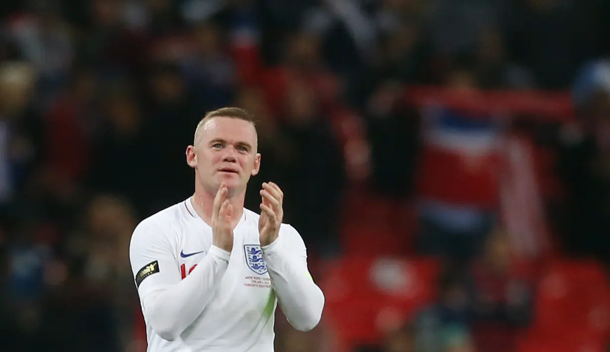 Laga perpisahan Wayne Rooney bersama timnas Inggris diakhiri dengan kemenangan manis. Bermain sejak menit ke-58 pada laga persabahatan kontra Amerika Serikat yang berlangsung di Stadion Wembley, Inggris. Timnas Inggris menang 3-0. (AFP/Ian Kington)