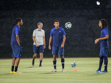 Joan Tincres (tengah) dan sejumlah pemain Timnas Prancis U-17 melakukan latihan di bawah hujan jelang laga final Piala Dunia U-17 2023 melawan Timnas Jerman U-17 di Stadion Sriwedari, Solo, Jawa Tengah, Kamis (30/11/2023). (Bola.com/Bagaskara Lazuardi)