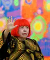 Seniman Jepang Yayoi Kusama melambaikan tangan dalam sesi pemotretan saat pratinjau pers pamerannya yang bertajuk "My Eternal Soul" di National Art Center, Tokyo, pada 21 Februari 2017. (TOSHIFUMI KITAMURA/AFP)