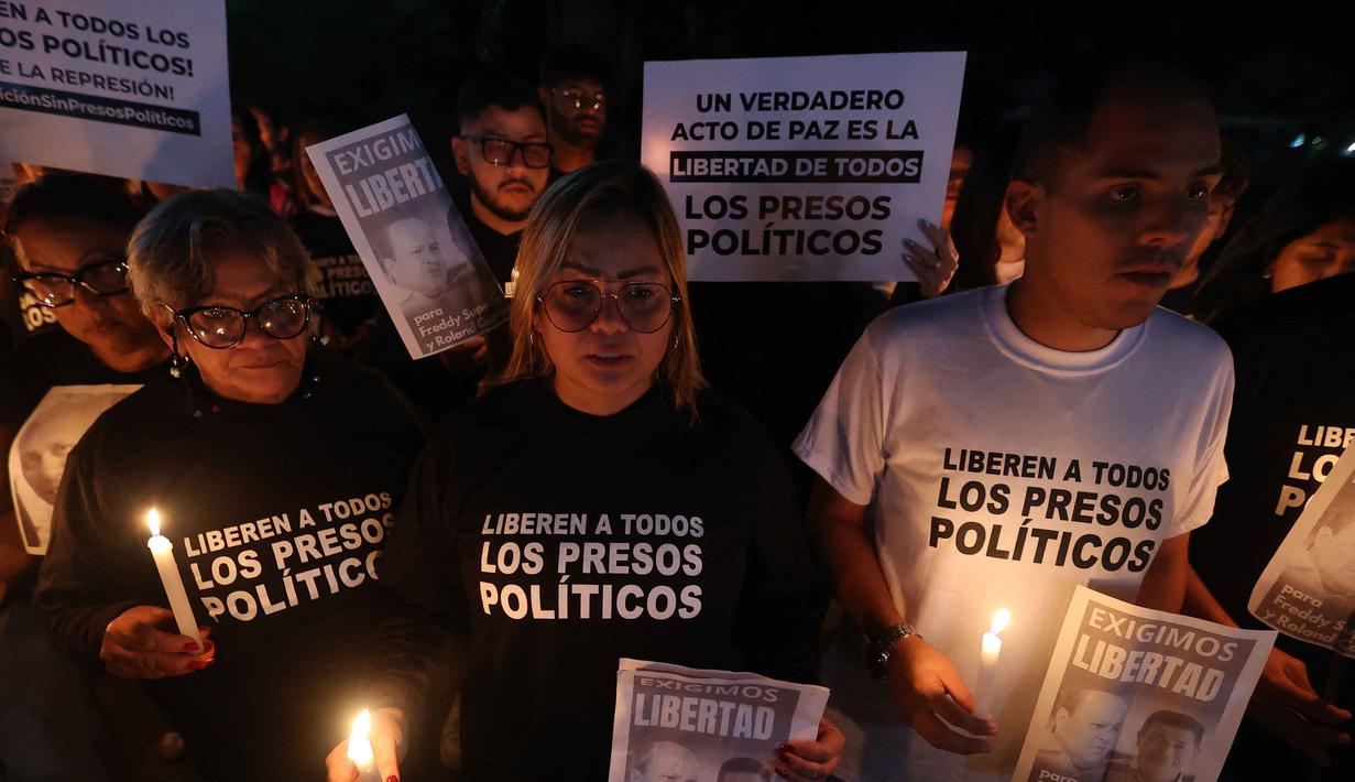 Presiden sementara Venezuela, Delcy Rodriguez, menegaskan akan membebaskan tahanan yang dipenjara di bawah perintah Nicolas Maduro. Tampak dalam foto, kerabat tahanan politik menghadiri acara menyalakan lilin di luar penjara El Rodeo I di Guatire, Negara Bagian Miranda, sekitar 30 kilometer sebelah timur Caracas, Venezuela, pada 12 Januari 2026. (Pedro MATTEY/AFP)