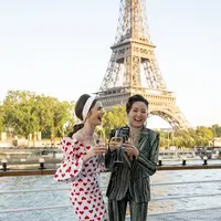 Emily (Lily Collins) dan Mindy (Ashley Park) dalam Emily in Paris Season 2. (Foto: Netflix)