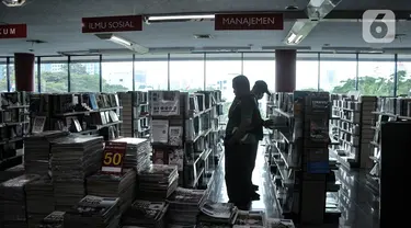 Pengunjung melihat koleksi buku di Toko Gunung Agung, Kwitang, Jakarta Pusat, Selasa (23/5/2023). (merdeka.com/Iqbal S. Nugroho)