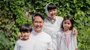 "Susah sih kalau mudik. Kakak ada yang di Shanghai, Bali, Malang, Jakarta. Kebersamaan ya paling ama keluarga kecil aja, atau nyamperin ke keluarga suami," kata Nirina Zubir beberapa waktu lalu. (Foto: instagram.com/nirinazubir_)