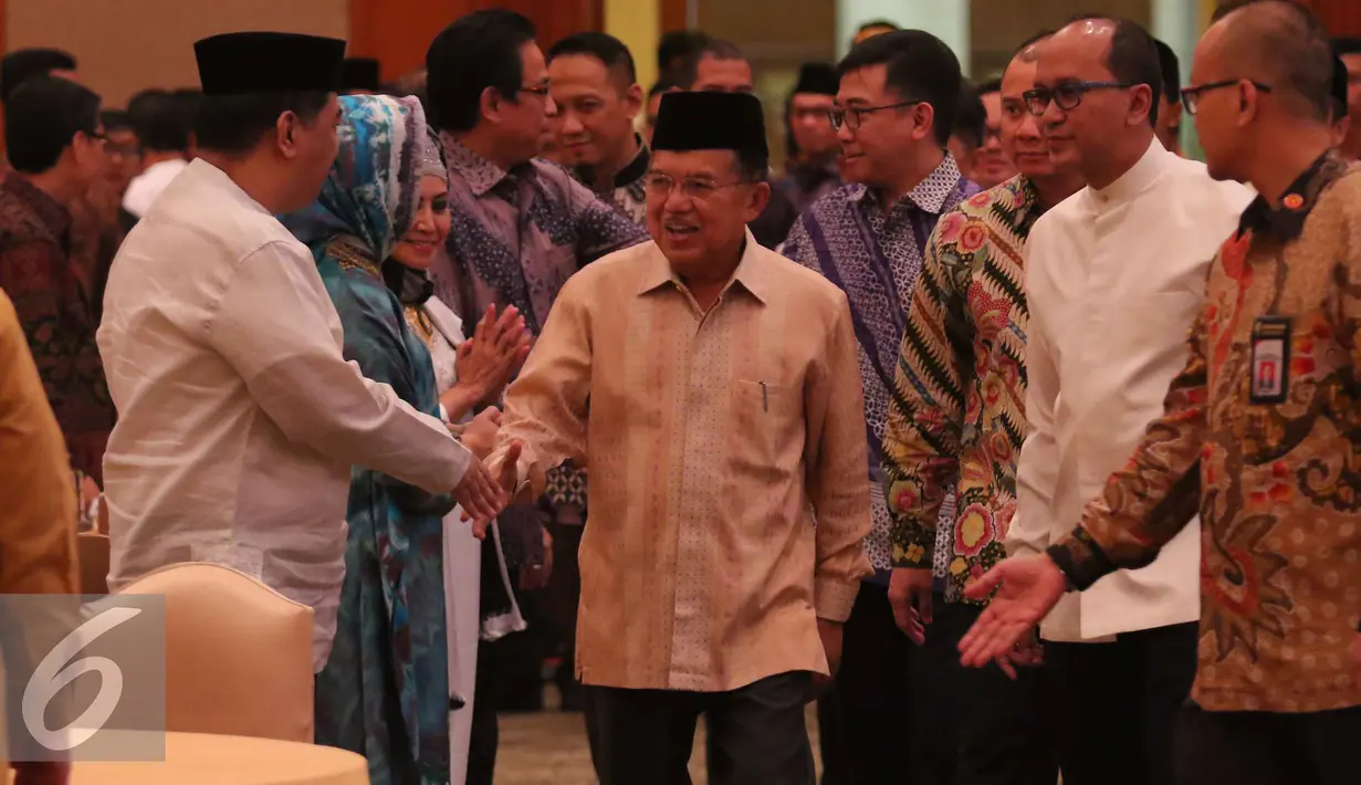 Wakil Presiden Jusuf Kalla saat tiba di acara Dialog Ekonomi dan Buka Puasa Bersama Dunia Usaha Indonesia, Jakarta, Selasa (28/6). (Liputan6.com/Angga Yuniar)