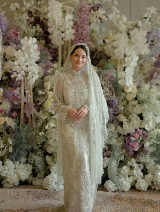 Lace dress warna oak white yang hadir dengan detail puffed shoulders dan bell sleeves yang dikenakan Enzy Storia teduh untuk. [@lacebyartkea]