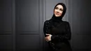 Tak hanya bergaya santai, istri Donny Michael juga memancarkan auranya kala pakai gaun panjang dan hijab hitam serta makeup tebal. (Liputan6.com/IG/aryanifitriana24)