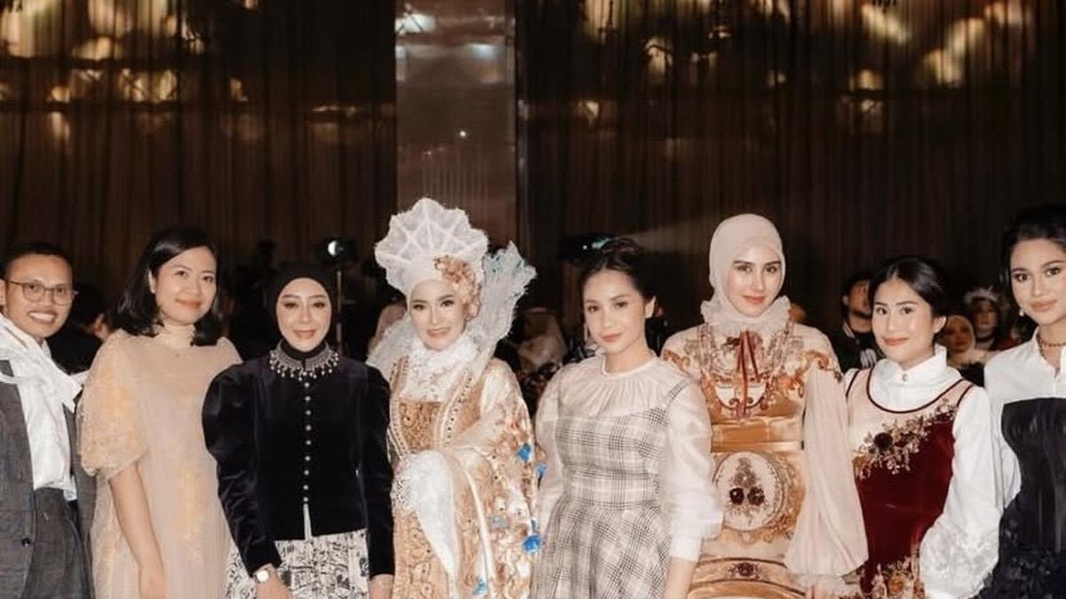 Sederet Artis Tampil Dramatic Dibalut Dress Siluet Kerajaan Inggris saat Anniversary Produk Kecantikan, Nagita Slavina-Celine Evangelista