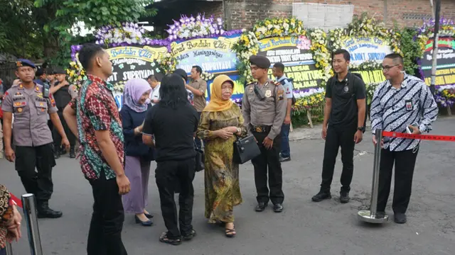 Ibunda Jokowi mendatangi kediaman besan Jokowi