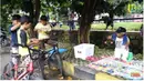 Mengaku tengah sepi job, berbagai usaha pun dilakukan Ucok Baba untuk menghasilkan pundi-pundi. Kini, semangatnya beralih ke jualan lato-lato. Di mana permainan tersebut memang sedang viral di masyarakat. Tidak terduga, rupanya dagangan sang artis ramai diserbu oleh anak-anak yang penasaran dengan permainan tersebut. (Liputan6.com/YouTube/@UcokBabaofficial)