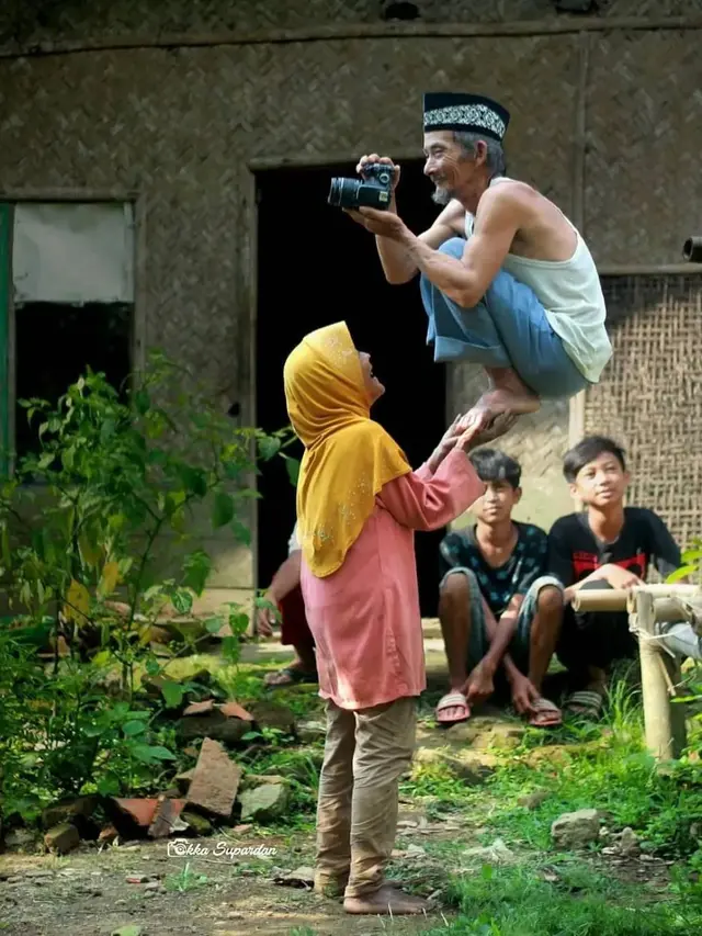 6 Editan Foto 2 Sahabat Pegang Kamera Ini Nyeleneh, Kocak