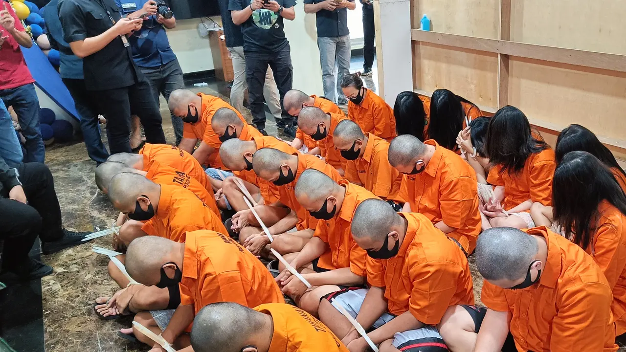 Subdit Jatanras Ditreskrimum Polda Metro Jaya membongkar kasus judi online berkedok game online. Kasus tersebut rupanya dilakoni oleh satu keluarga yang masing-masing berinisial EA (48), AL (48), NA (23) AT (22) dan IL (44). (Merdeka.com/Rahmat Baihaqi)