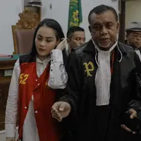 Aktris Jeniffer Dunn bersama Kuasa Hukumnya usai menjalani sidang di Pengadilan Negeri Jakarta Selatan, Kamis (5/4). Jennifer Dunn ditangkap di kediamannya di kawasan Pela Mampang, Jakarta Selatan, 31 Desember 2017. (Liputan6.com/Faizal Fanani)