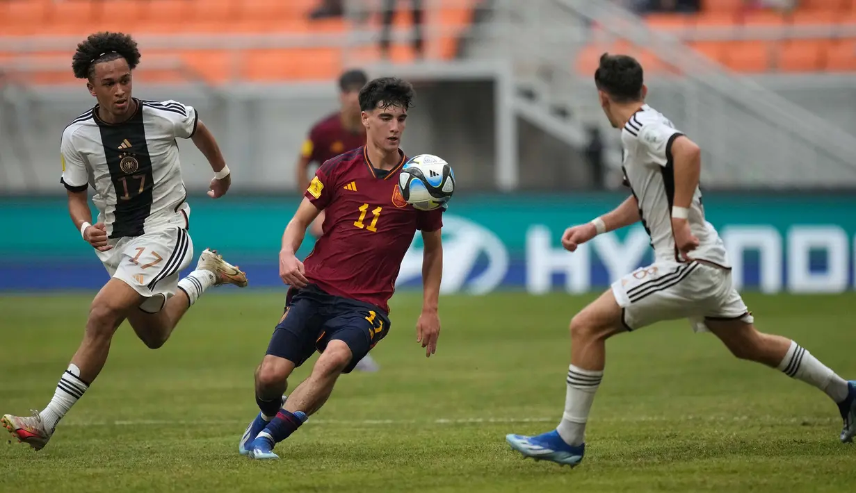Meski demikian permainan lebih didominasi pemain muda Spanyol. (AP Photo/Achmad Ibrahim)