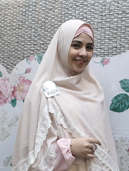 Selain itu, Risty pun melakukan berbagai cara agar keimanannya tetap teguh. Bergaul dengan teman-teman yang juga melakukan hijrah dan mendatangi majelis taklim merupakan salah satu cara yang dipilih.  (Galih W. Satria/Bintang.com)